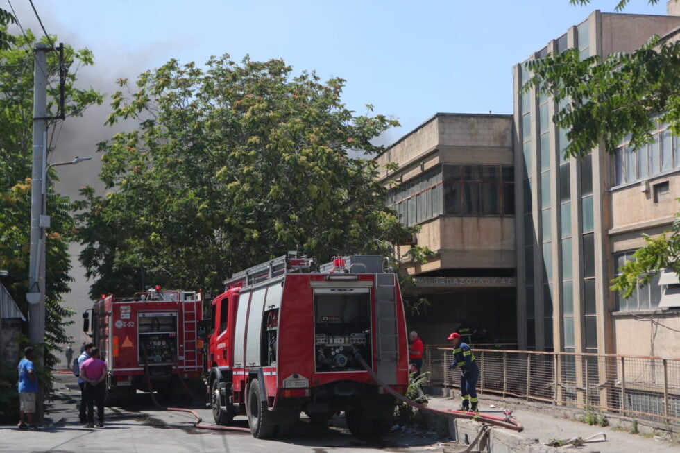 Φωτιά στο Αιγάλεω: Κατέρρευσε μέρος της οροφής του εργοστασίου – Μάχη δίνουν οι πυροσβέστες [εικόνες – βίντεο]