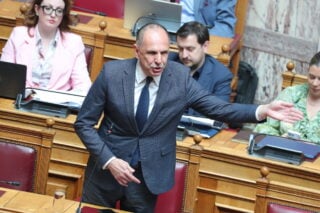 Κόντρα Γεραπετρίτη-Χρηστίδη για τη μεταμεσονύκτια τροπολογία: «Πρέπει να υπάρχει συνέχεια στο ΥΠΕΞ» – «Ήταν το όνειρό σας;»