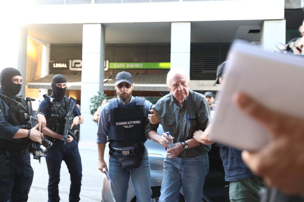 Στον Κορυδαλλό ο Αλέξανδρος Γιωτόπουλος: Η στιγμή της εξόδου του από την Εισαγγελία Πειραιά [βίντεο]