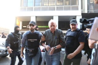 Ο Αλέξανδρος Γιωτόπουλος επέστρεψε στον Κορυδαλλό: Η στιγμή της εξόδου του από την Εισαγγελία Πειραιά [βίντεο]