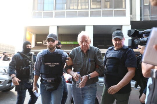 Στον Κορυδαλλό ο Αλέξανδρος Γιωτόπουλος: Η στιγμή της εξόδου του από την Εισαγγελία Πειραιά [βίντεο]