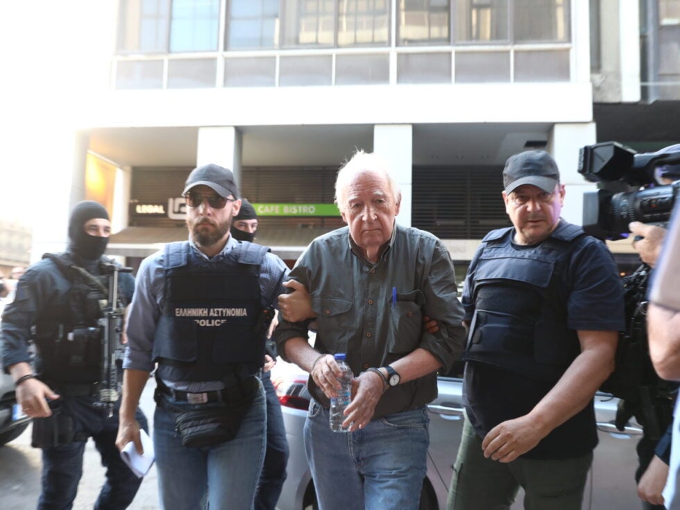Στον Κορυδαλλό ο Αλέξανδρος Γιωτόπουλος: Η στιγμή της εξόδου του από την Εισαγγελία Πειραιά [βίντεο]