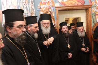 Η Ιερά Σύνοδος απαντά στις αντιδράσεις για τη νέα μισθοδοσία των Αρχιερέων: «Δεν εισάγεται κάποιο προνόμιο»