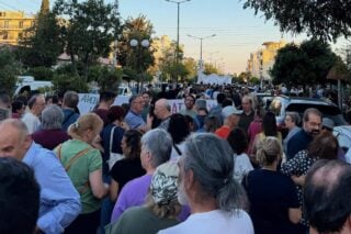 Ηλιούπολη: Στους δρόμους εκατοντάδες κάτοικοι για το Πάρκο Χαλικάκι – «Κανένα νοίκι σε ό,τι μας ανήκει».