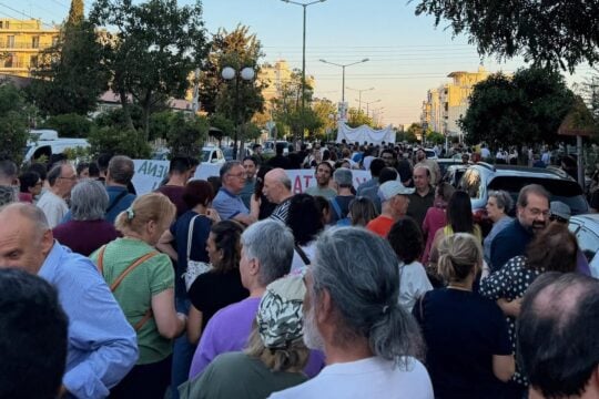 Ηλιούπολη: Στους δρόμους εκατοντάδες κάτοικοι για το Πάρκο Χαλικάκι – «Κανένα νοίκι σε ό,τι μας ανήκει».