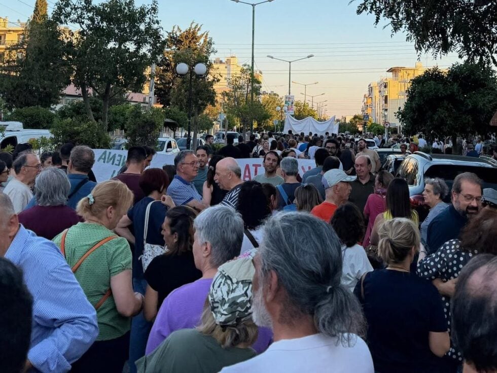 Ηλιούπολη: Στους δρόμους εκατοντάδες κάτοικοι για το Πάρκο Χαλικάκι – «Κανένα νοίκι σε ό,τι μας ανήκει»