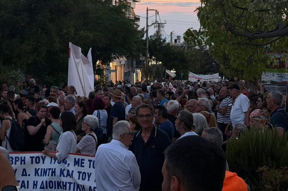 Ηλιούπολη: Στους δρόμους εκατοντάδες κάτοικοι για το Πάρκο Χαλικάκι – «Κανένα νοίκι σε ό,τι μας ανήκει»
