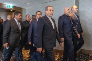 Δύσκολες συνομιλίες ΗΠΑ-Ιράν στην Ελβετία: Οι απειλές Τραμπ και η επίσημη διαμαρτυρία του Ιράν