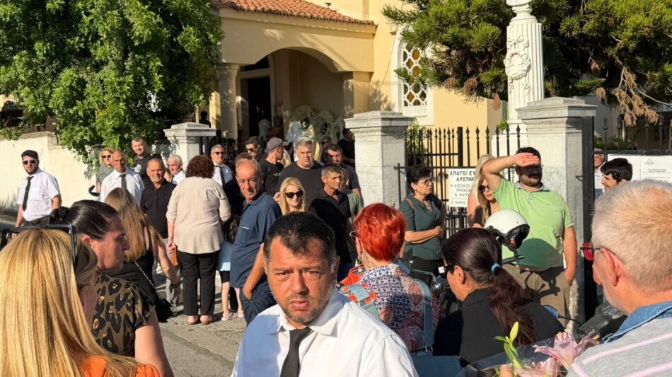 Γυναικοκτονία στην Καλαμάτα: Βαθιά οδύνη στην κηδεία της 39χρονης – Τραγικές φιγούρες η θεία και η αδελφή της [εικόνες – βίντεο]
