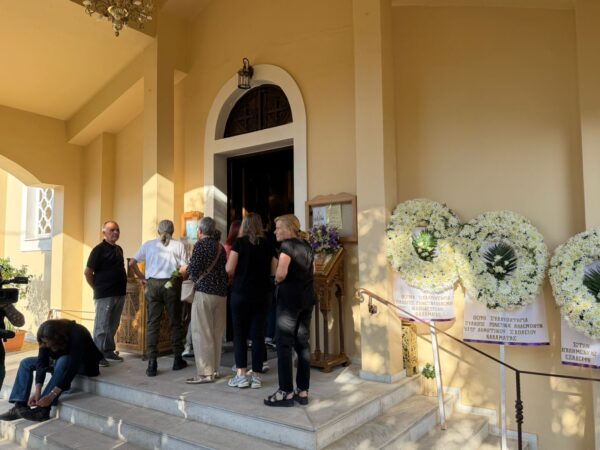 Γυναικοκτονία στην Καλαμάτα: Βαθιά οδύνη στην κηδεία της 39χρονης – Τραγικές φιγούρες η θεία και η αδελφή της [εικόνες – βίντεο]