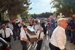 Γυναικοκτονία στην Καλαμάτα: Βαθιά οδύνη στην κηδεία της 39χρονης – Τραγικές φιγούρες η θεία και η αδελφή της [εικόνες – βίντεο]