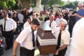 Γυναικοκτονία στην Καλαμάτα: Βαθιά οδύνη στην κηδεία της 39χρονης – Τραγικές φιγούρες η θεία και η αδελφή της [εικόνες – βίντεο]