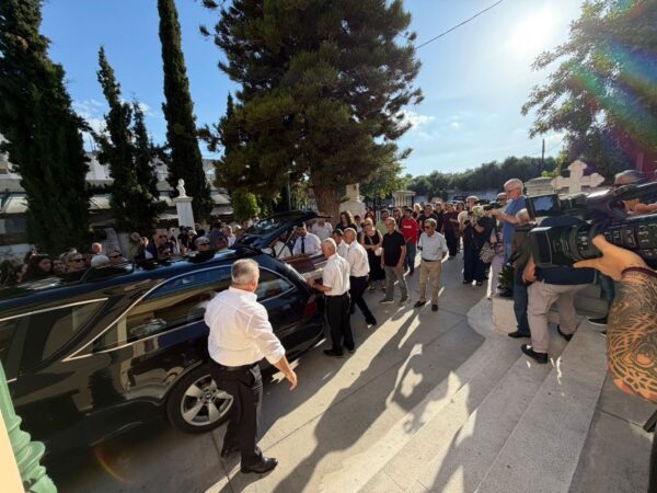 Γυναικοκτονία στην Καλαμάτα: Βαθιά οδύνη στην κηδεία της 39χρονης – Τραγικές φιγούρες η θεία και η αδελφή της [εικόνες – βίντεο]