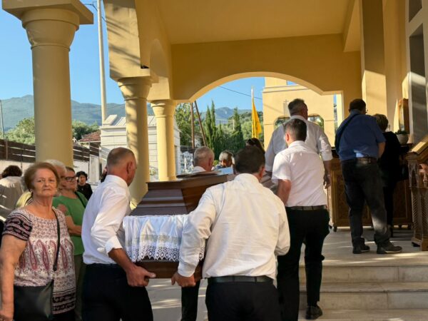 Γυναικοκτονία στην Καλαμάτα: Βαθιά οδύνη στην κηδεία της 39χρονης – Τραγικές φιγούρες η θεία και η αδελφή της [εικόνες – βίντεο]