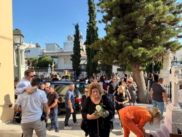 Γυναικοκτονία στην Καλαμάτα: Βαθιά οδύνη στην κηδεία της 39χρονης – Τραγικές φιγούρες η θεία και η αδελφή της [εικόνες – βίντεο]