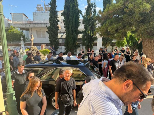 Γυναικοκτονία στην Καλαμάτα: Βαθιά οδύνη στην κηδεία της 39χρονης – Τραγικές φιγούρες η θεία και η αδελφή της [εικόνες – βίντεο]