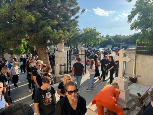 Γυναικοκτονία στην Καλαμάτα: Βαθιά οδύνη στην κηδεία της 39χρονης – Τραγικές φιγούρες η θεία και η αδελφή της [εικόνες – βίντεο]