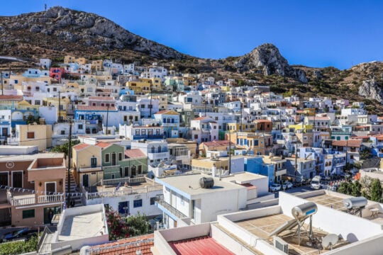 Το νησί των Δωδεκανήσων με την εξωπραγματική θάλασσα που πρωταγωνιστεί στην Ιταλία