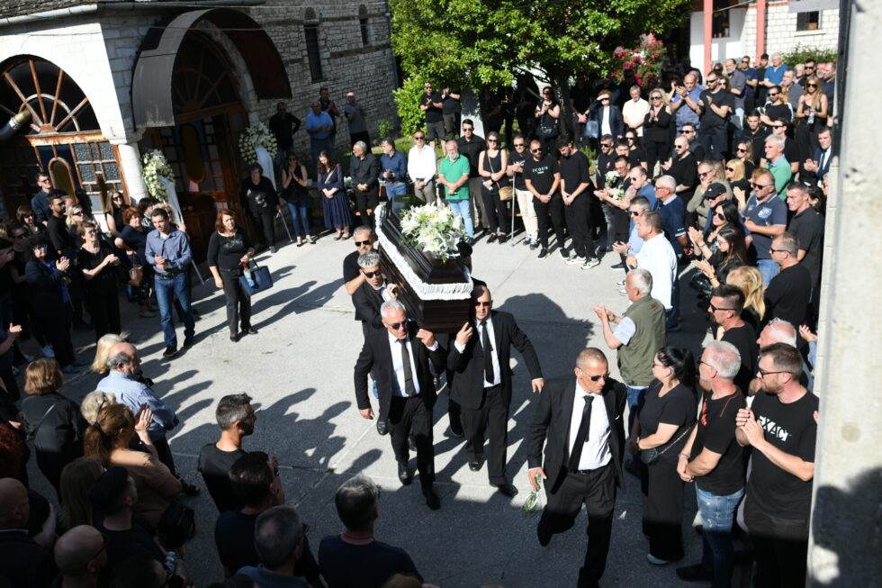 Κηδεία Μάριου Οικονόμου: Σπαρακτικό το «τελευταίο αντίο» στα Γιάννενα [εικόνες]