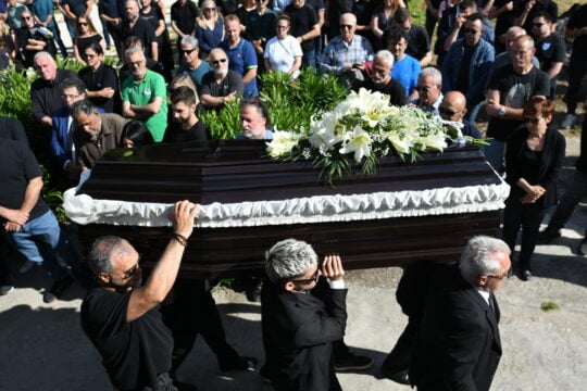 Κηδεία Μάριου Οικονόμου: Σπαρακτικό το «τελευταίο αντίο» στα Γιάννενα [εικόνες]