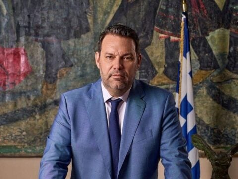 Ρόδος: Δήμαρχος καταγγέλλει ότι φιμώθηκε σε εγκαίνια μνημείου από τη Μενδώνη – «Τόσα μας έχεις σύρει, δήμαρχε»