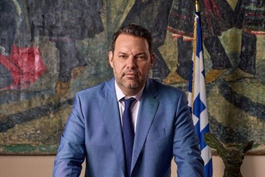 Ρόδος: Δήμαρχος καταγγέλλει ότι φιμώθηκε σε εγκαίνια μνημείου από τη Μενδώνη – «Τόσα μας έχεις σύρει, δήμαρχε»