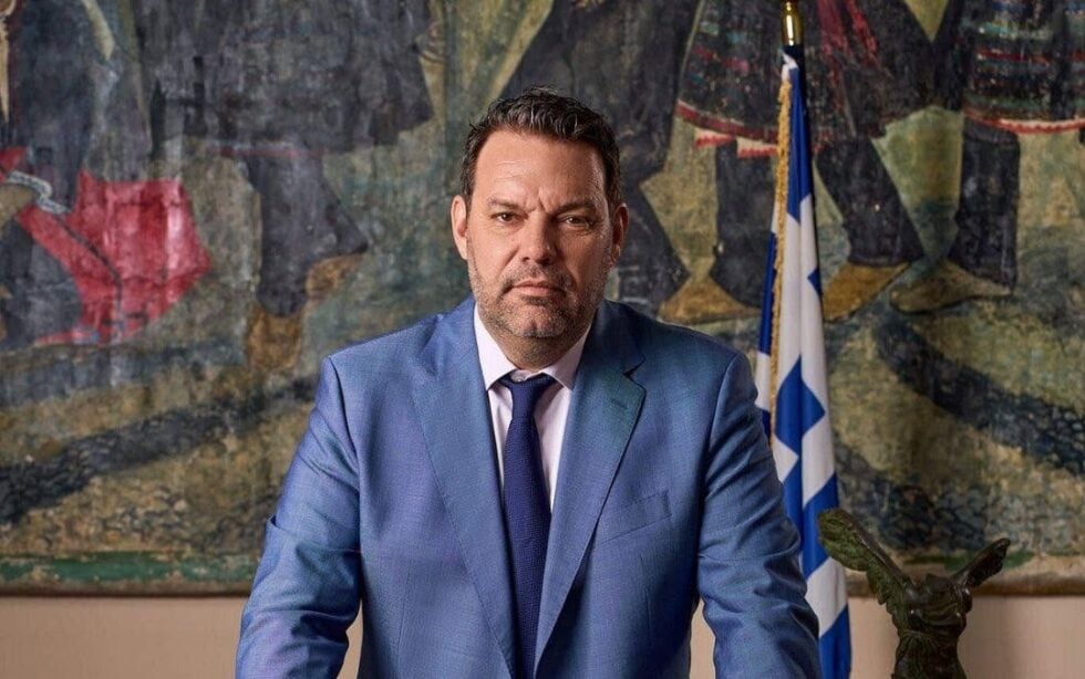 Ρόδος: Δήμαρχος καταγγέλλει ότι φιμώθηκε σε εγκαίνια μνημείου από τη Μενδώνη – «Τόσα μας έχεις σύρει, δήμαρχε»