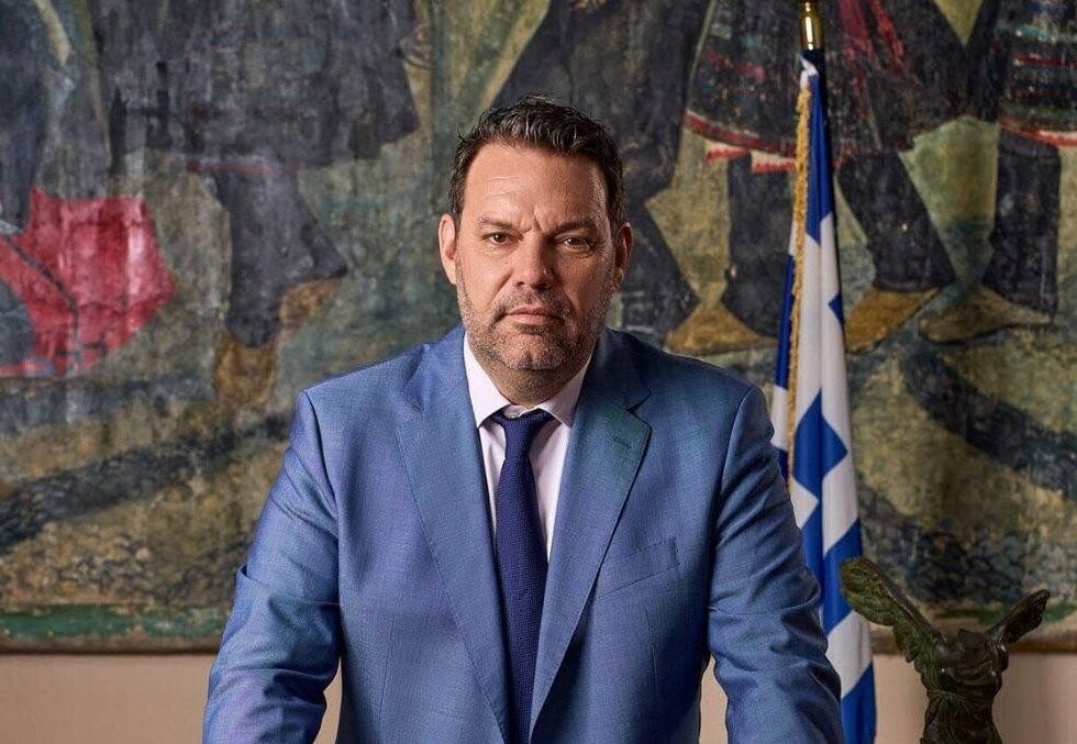 Ρόδος: Δήμαρχος καταγγέλλει ότι φιμώθηκε σε εγκαίνια μνημείου από τη Μενδώνη – «Τόσα μας έχεις σύρει, δήμαρχε»