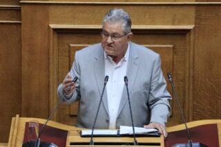 Πυρά Κουτσούμπα κατά του Συμφώνου για τη Μετανάστευση: «Είναι η επιτομή της σύγχρονης βαρβαρότητας»