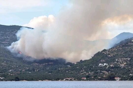 Λουτράκι: Φωτιά στη Λίμνη Βουλιαγμένης – Ισχυρές δυνάμεις της πυροσβεστικής στο σημείο