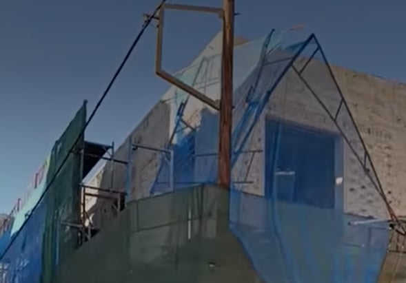 Λουτράκι: Σκαλωσιά κατέρρευσε σε κεντρικό δρόμο – «Στο τσακ» την γλίτωσαν οι περαστικοί [βίντεο]