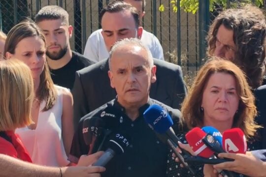 Συγκίνησε ο πατέρας του 11χρονου Μάριου: «Ο αγώνας μας βγήκε σε καλό, να σταματήσουν οι πυροβολισμοί» [βίντεο]