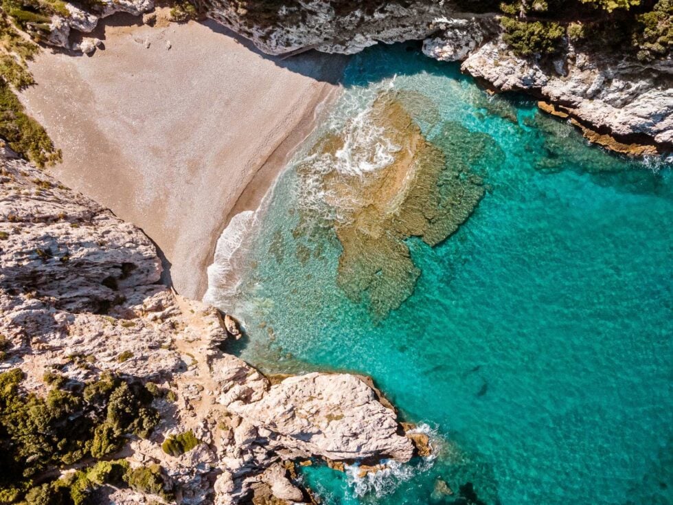 Το νησί του Αιγαίου με την βαθιά αυθεντική ζωή, την αδάμαστη φύση και τις παραδεισένιες παραλίες
