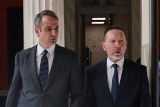 Μητσοτάκης και Στουρνάρας στο πλευρό των τραπεζιτών – Επίθεση σε Τσίπρα για τον αναβαλλόμενο φόρο