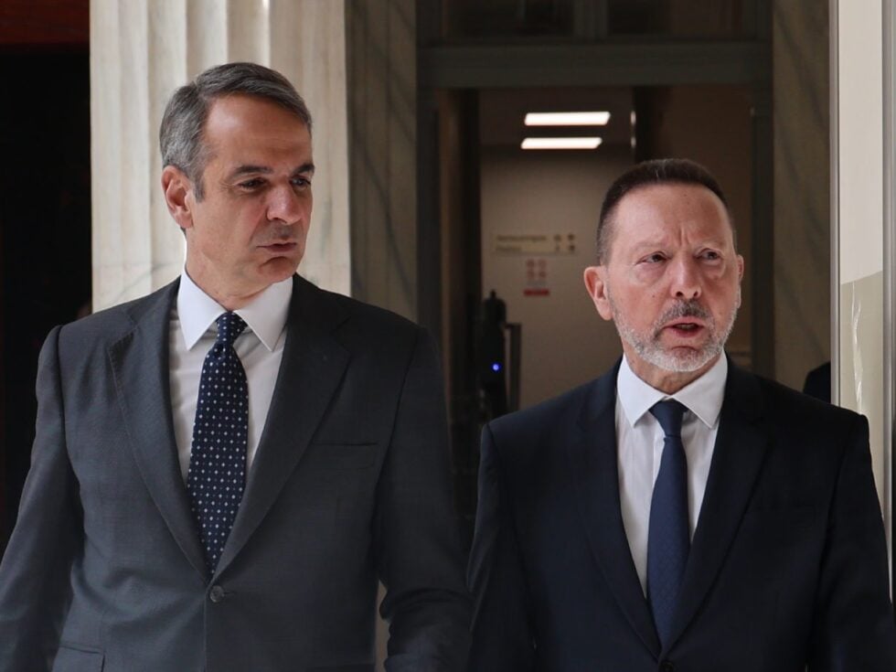 Μητσοτάκης και Στουρνάρας στο πλευρό των τραπεζιτών – Επίθεση σε Τσίπρα για τον αναβαλλόμενο φόρο
