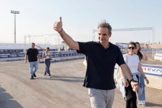 Ράλλυ Ακρόπολις – Συνέντευξη Κυριάκου Μητσοτάκη: «Τα γκάζια δεν είναι για τον δρόμο, στην οδήγηση χρειάζεται υπευθυνότητα»