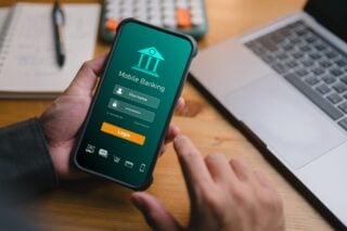 Mobile banking - Φωτογραφία αρχείου - Shutterstock