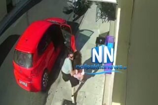Τρομακτικό τροχαίο στη Ναύπακτο με ανεξέλεγκτο όχημα: Εσωσε τελευταία στιγμή το παιδί της [βίντεο]