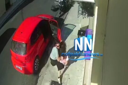 Τρομακτικό τροχαίο στη Ναύπακτο με ανεξέλεγκτο όχημα: Εσωσε τελευταία στιγμή το παιδί της [βίντεο]