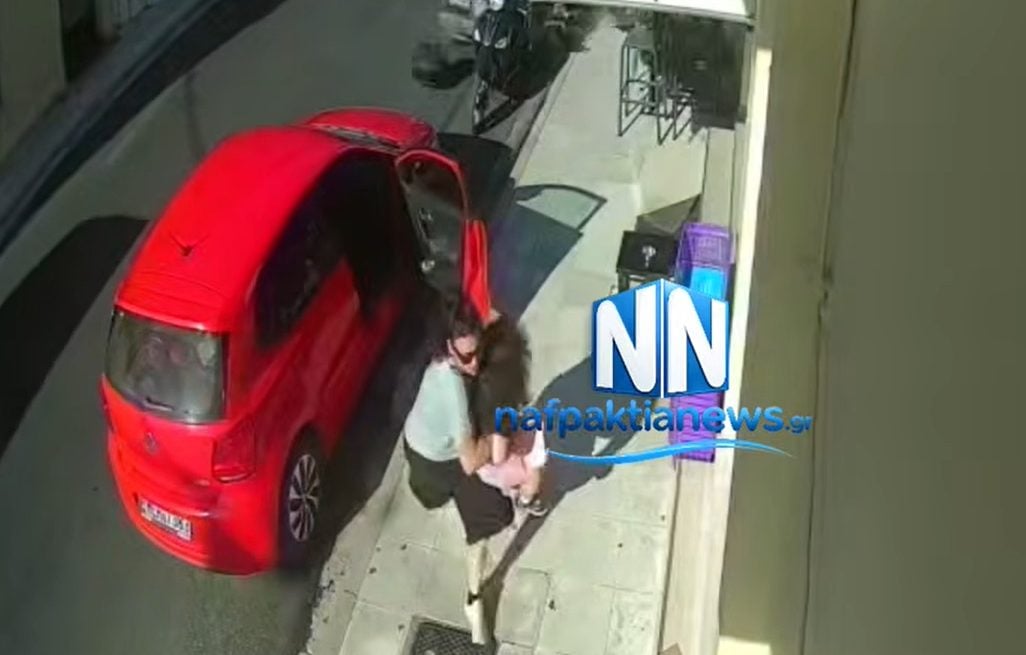 Τρομακτικό τροχαίο στη Ναύπακτο με ανεξέλεγκτο όχημα: Εσωσε τελευταία στιγμή το παιδί της [βίντεο]
