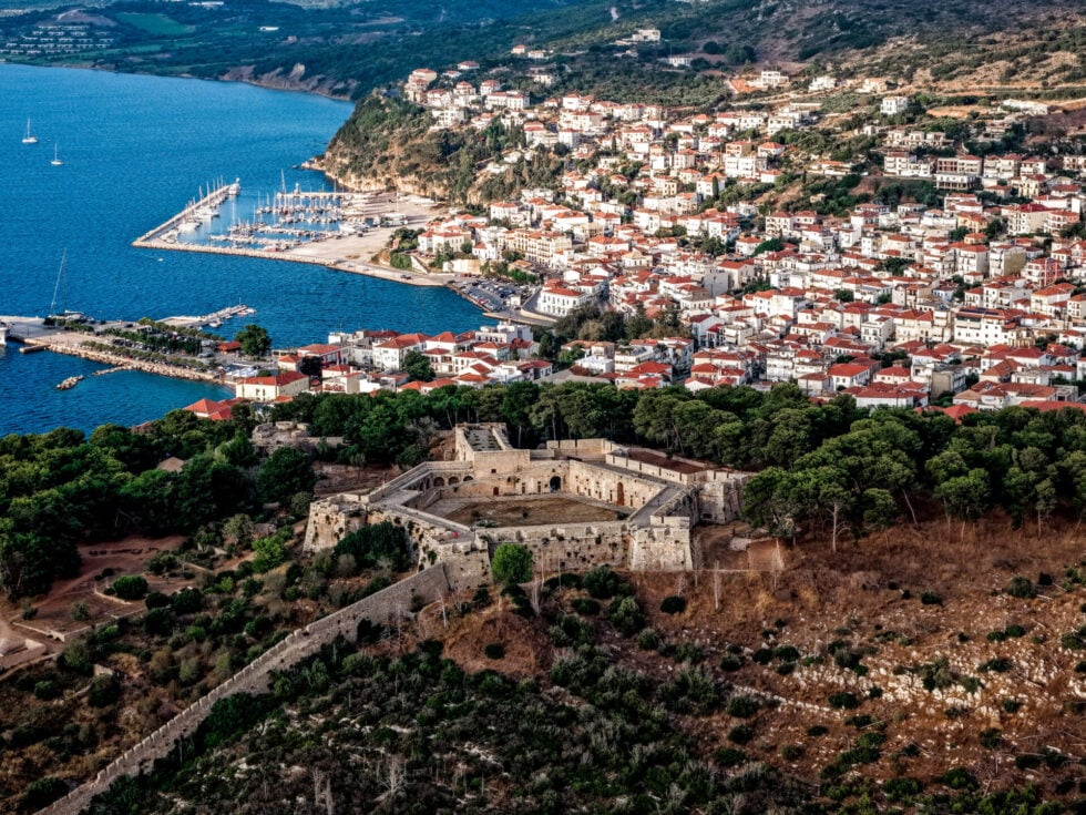 Αντίδραση των αρχαιολόγων για τον γάμο της Αμαλίας Κωστοπούλου στον αρχαιολογικό χώρο του Νιόκαστρου στην Πύλο