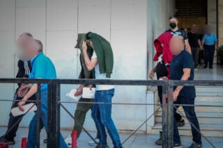 ΟΠΕΚΕΠΕ: Ελεύθεροι οι γονείς του φερόμενου αρχηγού της εγκληματικής οργάνωσης από την Κοζάνη – Απολογούνται τη Δευτέρα οι 12