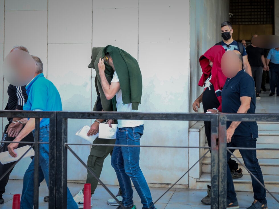 ΟΠΕΚΕΠΕ: Ελεύθεροι οι γονείς του φερόμενου αρχηγού της εγκληματικής οργάνωσης από την Κοζάνη – Απολογούνται τη Δευτέρα οι 12