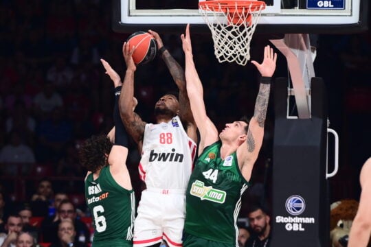 Basketball League: Πήρε τον πρώτο τελικό ο Ολυμπιακός σε ματς θρίλερ κόντρα στον Παναθηναϊκό