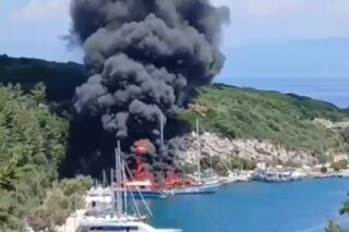 Παξοί: Υπό έλεγχο η φωτιά που κατέστρεψε δύο τουριστικά σκάφη – Ο καπετάνιος προσπάθησε να τη σβήσει μόνος του [βίντεο]