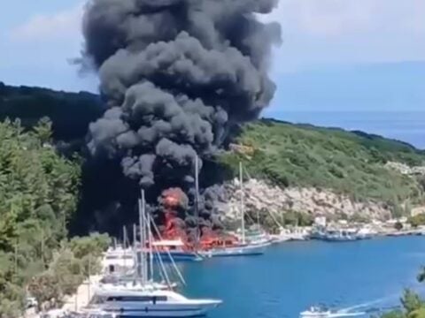 Παξοί: Υπό έλεγχο η φωτιά που κατέστρεψε δύο τουριστικά σκάφη – Ο καπετάνιος προσπάθησε να τη σβήσει μόνος του [βίντεο]