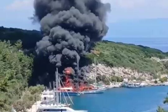 Παξοί: Υπό έλεγχο η φωτιά που κατέστρεψε δύο τουριστικά σκάφη – Ο καπετάνιος προσπάθησε να τη σβήσει μόνος του [βίντεο]