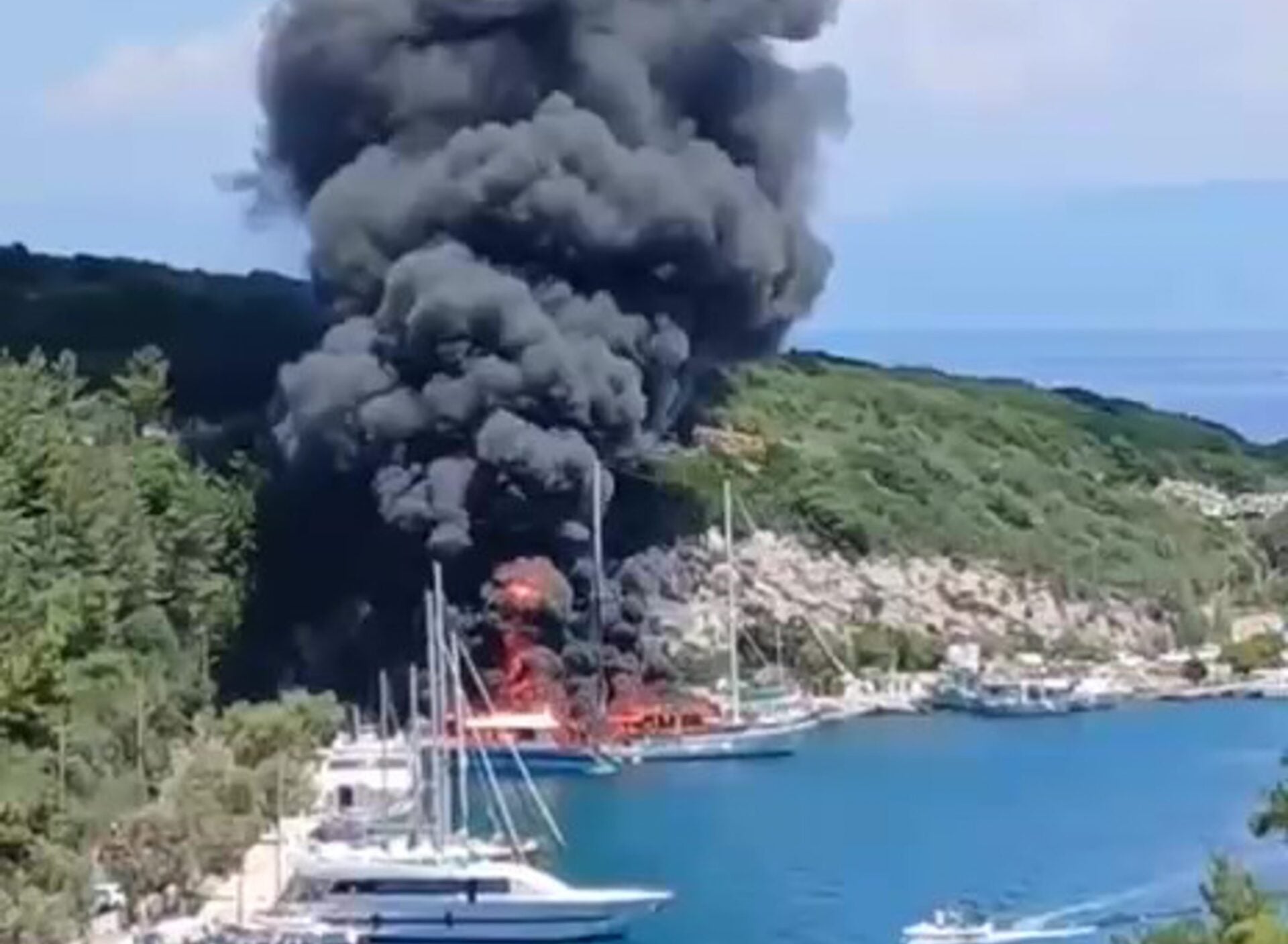 Παξοί: Υπό έλεγχο η φωτιά που κατέστρεψε δύο τουριστικά σκάφ