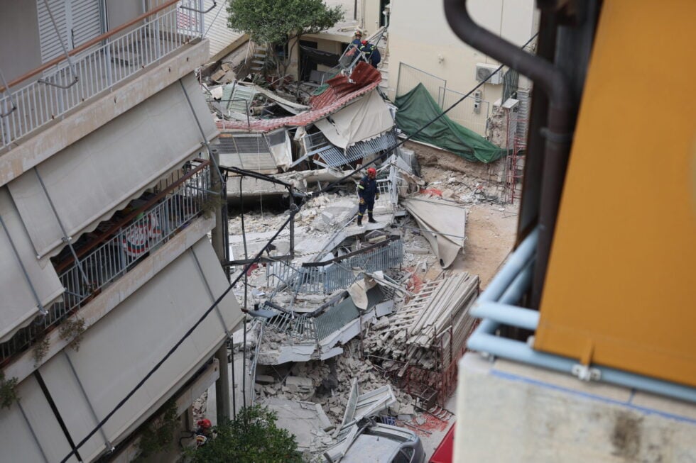 Πετράλωνα: Συνεχίζονται οι έρευνες στα συντρίμμια – Αναμένεται σύλληψη των πέντε [εικόνες – βίντεο]