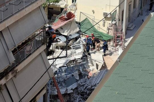 Πετράλωνα: Σαν χάρτινος πύργος κατέρρευσε η 4ώροφη πολυκατοικία – Αναζητούνται εργολάβος και μηχανικός [εικόνες – βίντεο]